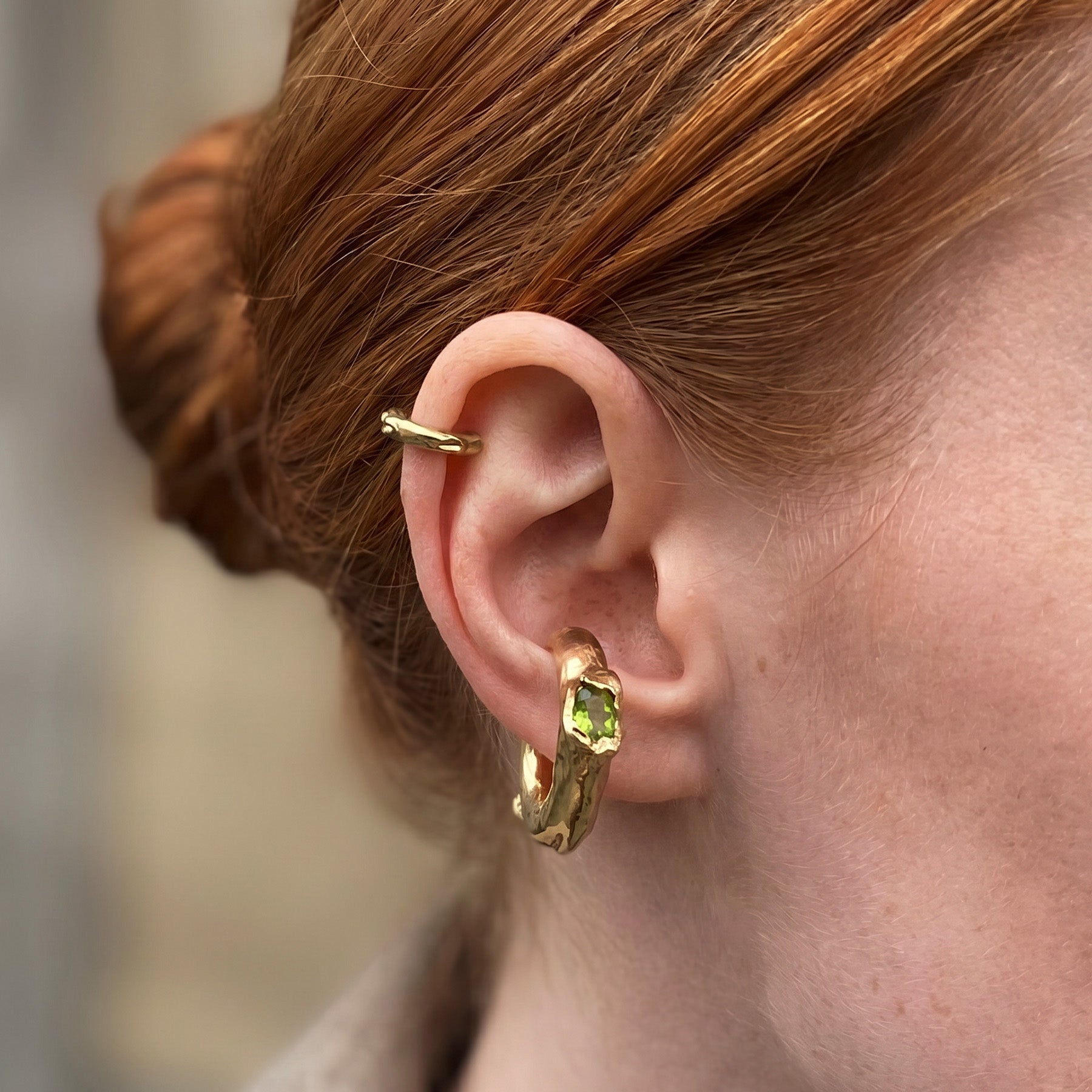 silver askja green ear cuff with peridot, product image, INNAN Jewellery Berlin
