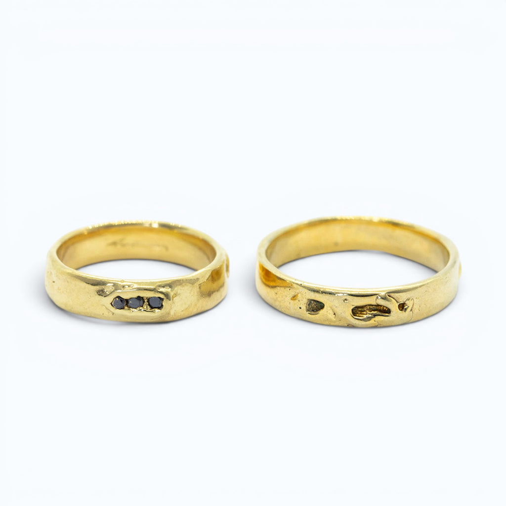 asteriae wedding ring for her in yellow gold with black diamonds, her and his bands, product image, INNAN Jewellery Berlin