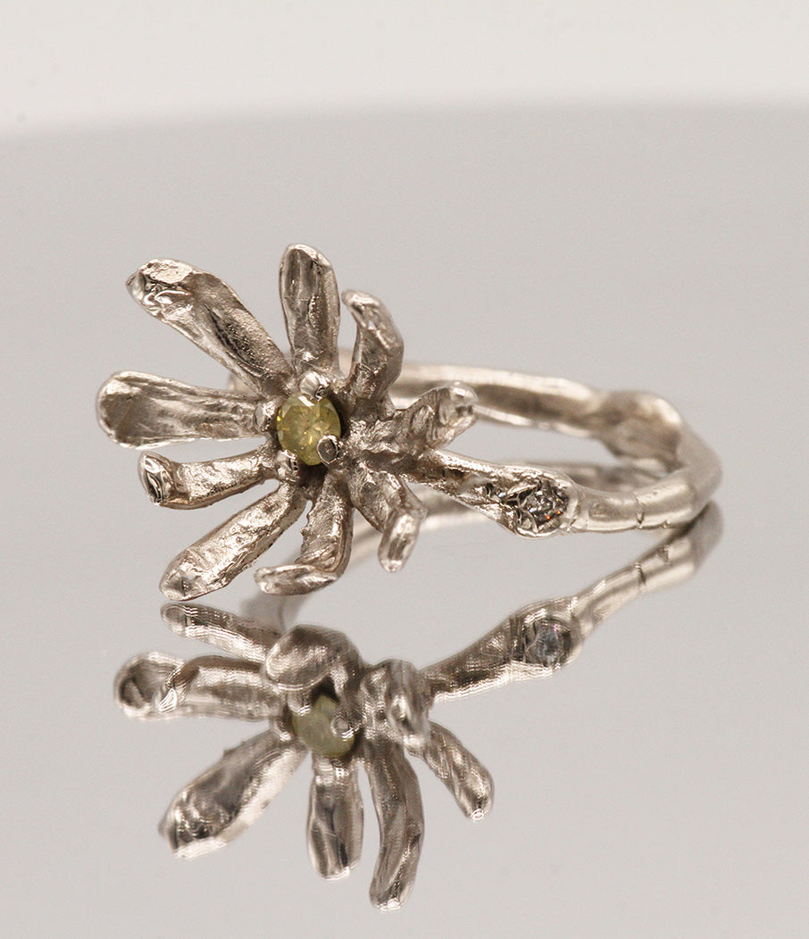 Unikat Daisy Weißgoldring mit gelbem Diamant