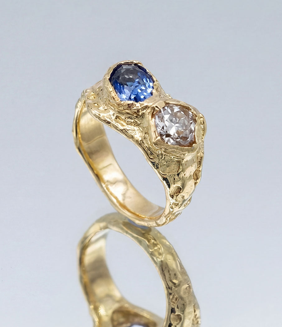 Unikat Gelbgoldring mit blauem Saphir und Diamant