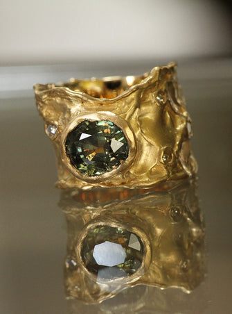 Bespoke ring in yellow gold with a 3.01 ct green sapphire and white diamonds by Innan Jewellery