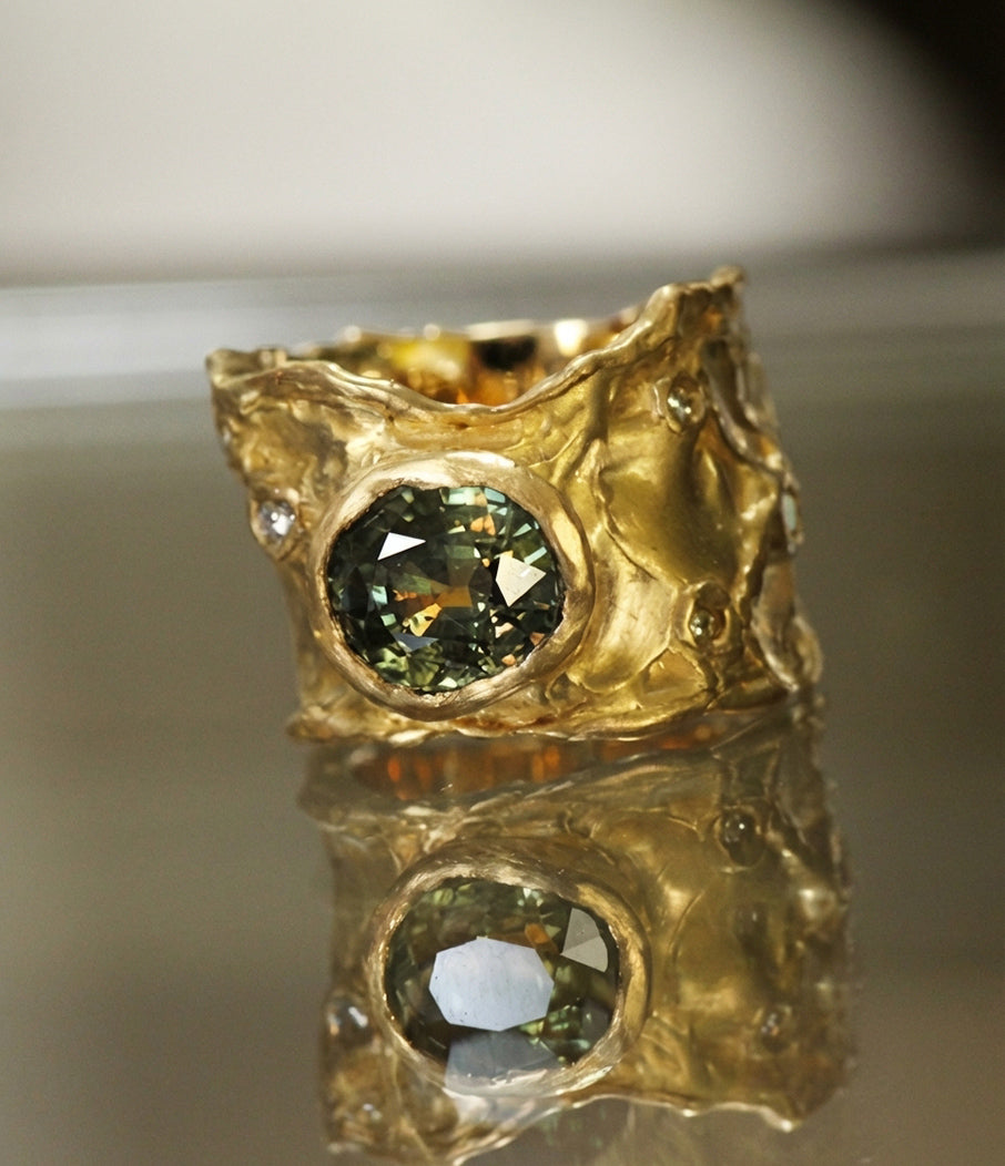 Unikat Gelbgoldring mit grünem Saphir und Diamanten