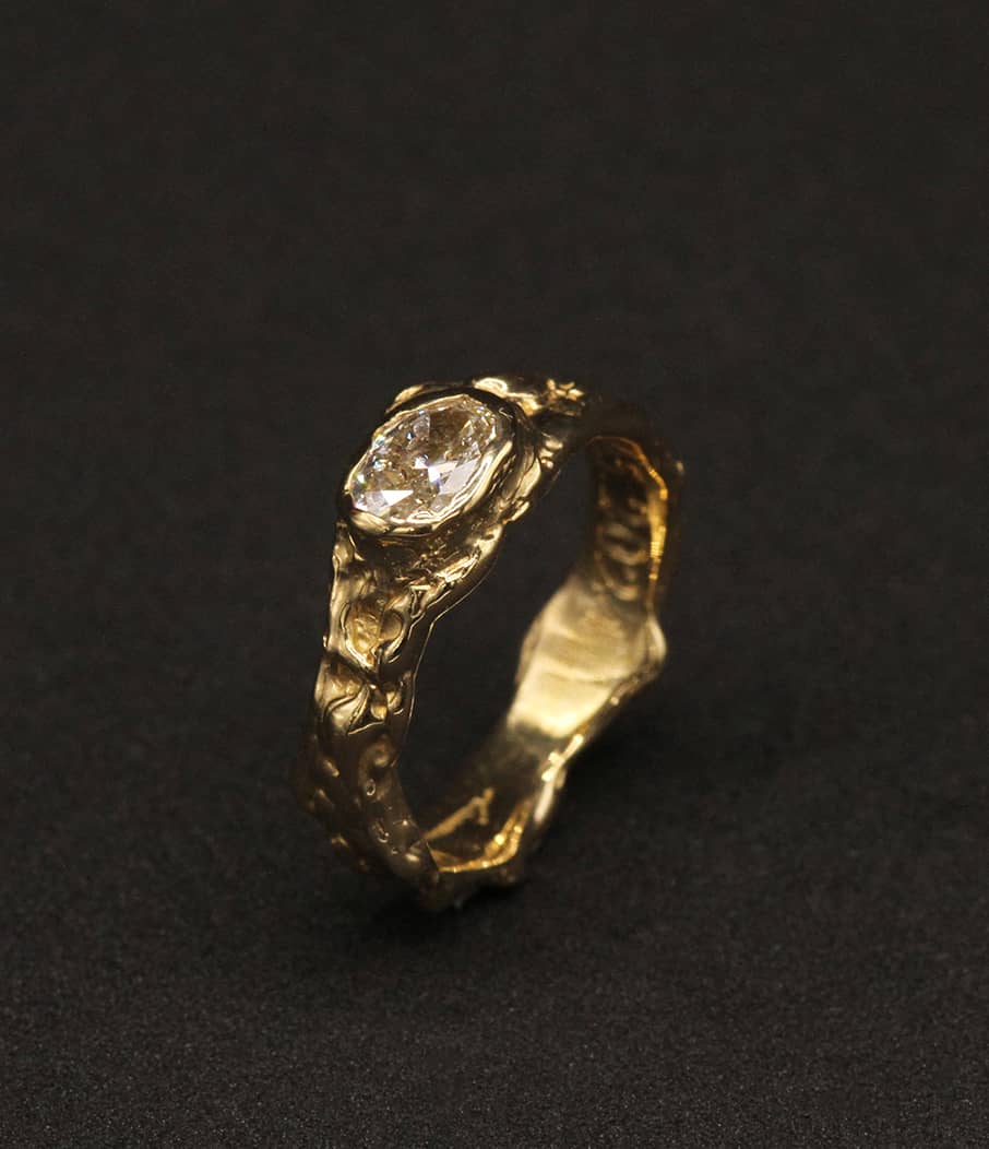 Unikat Gelbgoldring mit ovalem Diamant