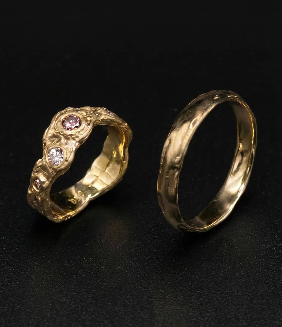 Bespoke wedding rings in 18 ct yellow gold with champagne diamonds in varying tones in the ring for her by Innan Jewellery