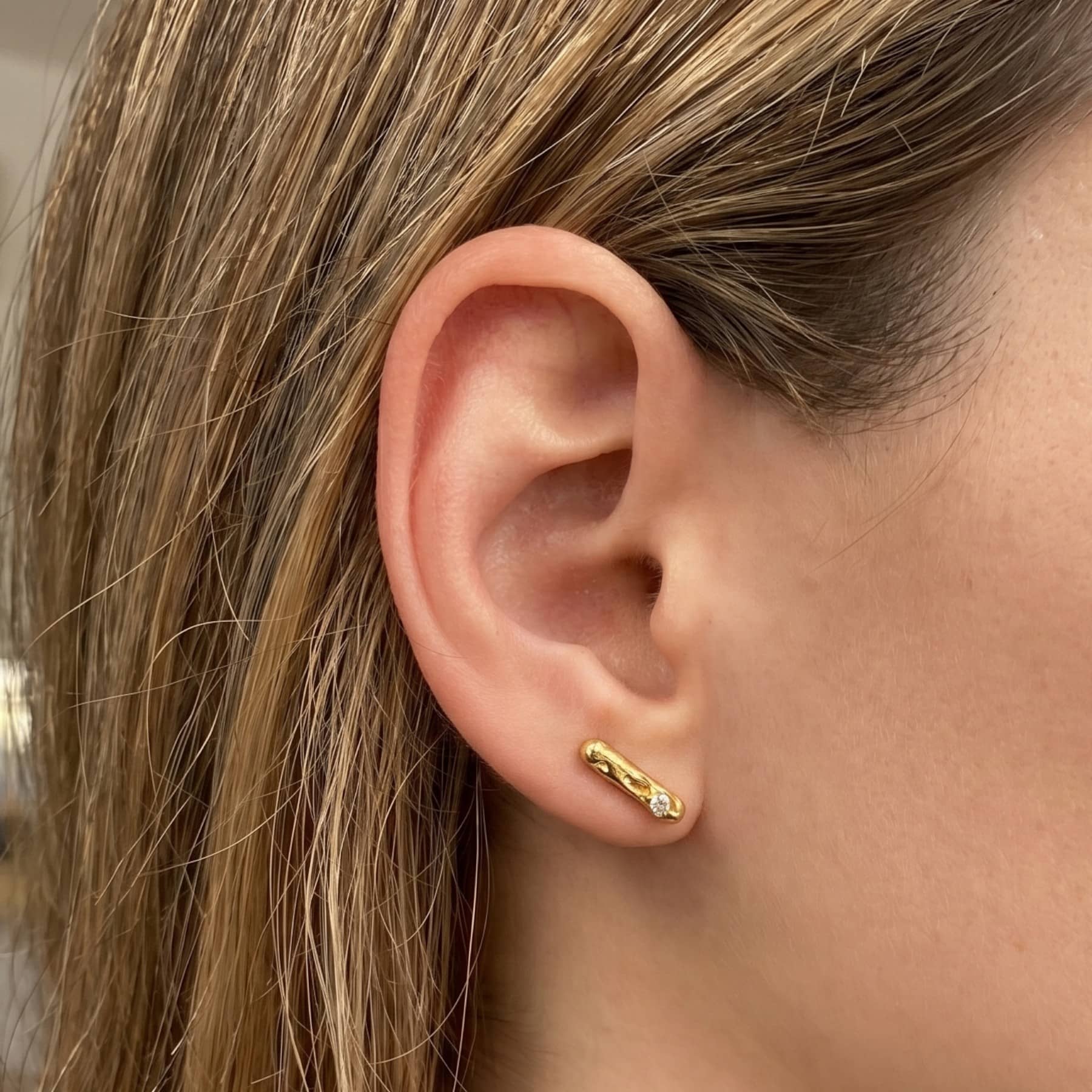 cenote bar earrings in silver with champagne diamond, product image, INNAN Jewellery Berlin