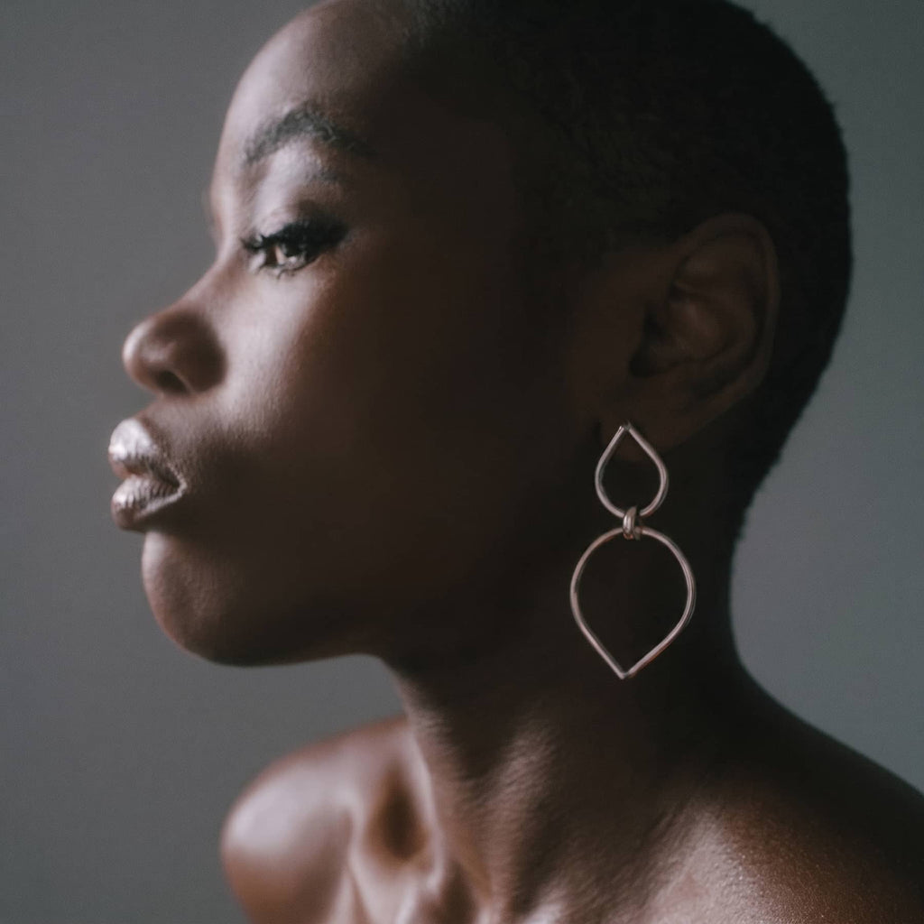 chaotic bond earrings in silver, worn, INNAN Jewellery Berlin