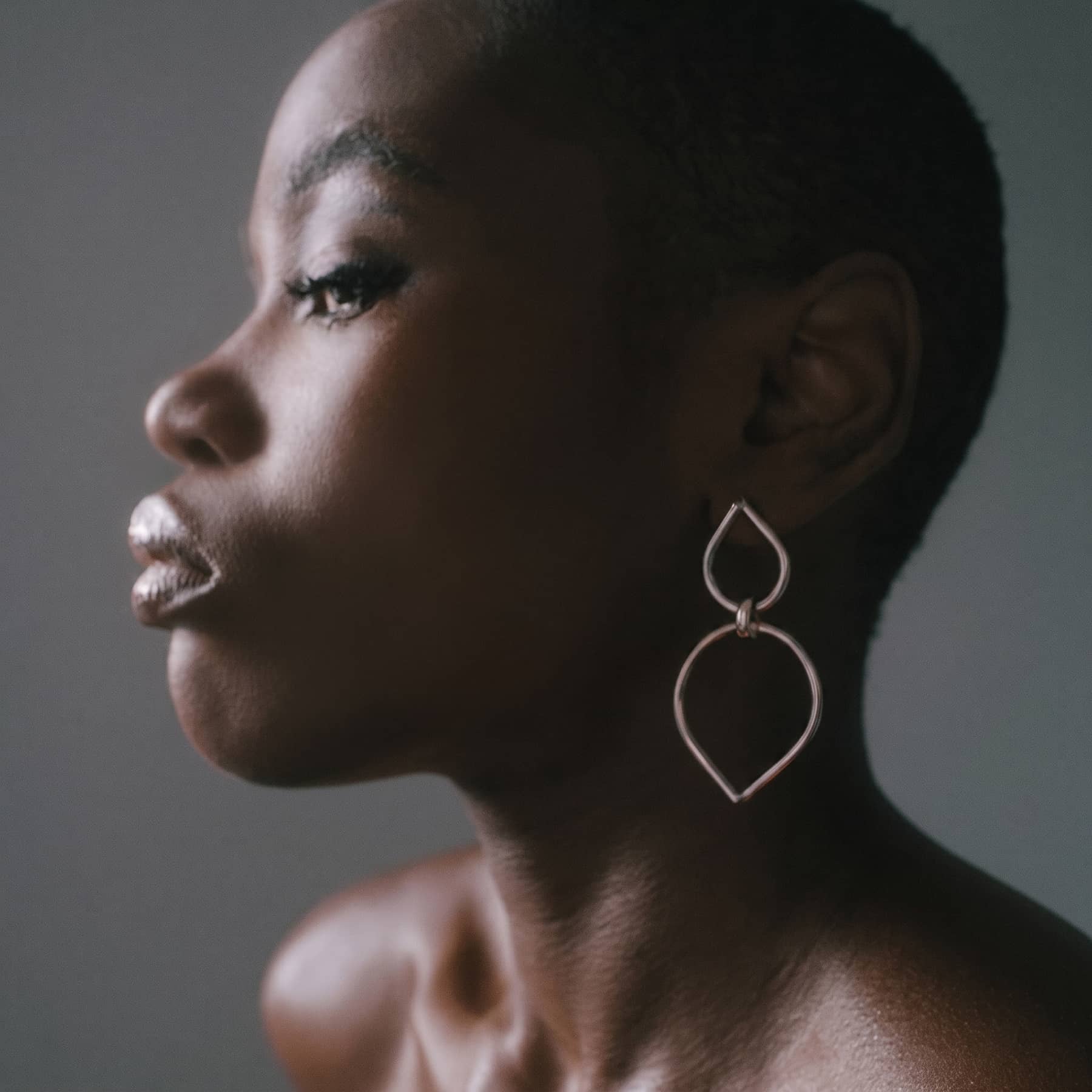 chaotic bond earrings in silver, worn, INNAN Jewellery Berlin