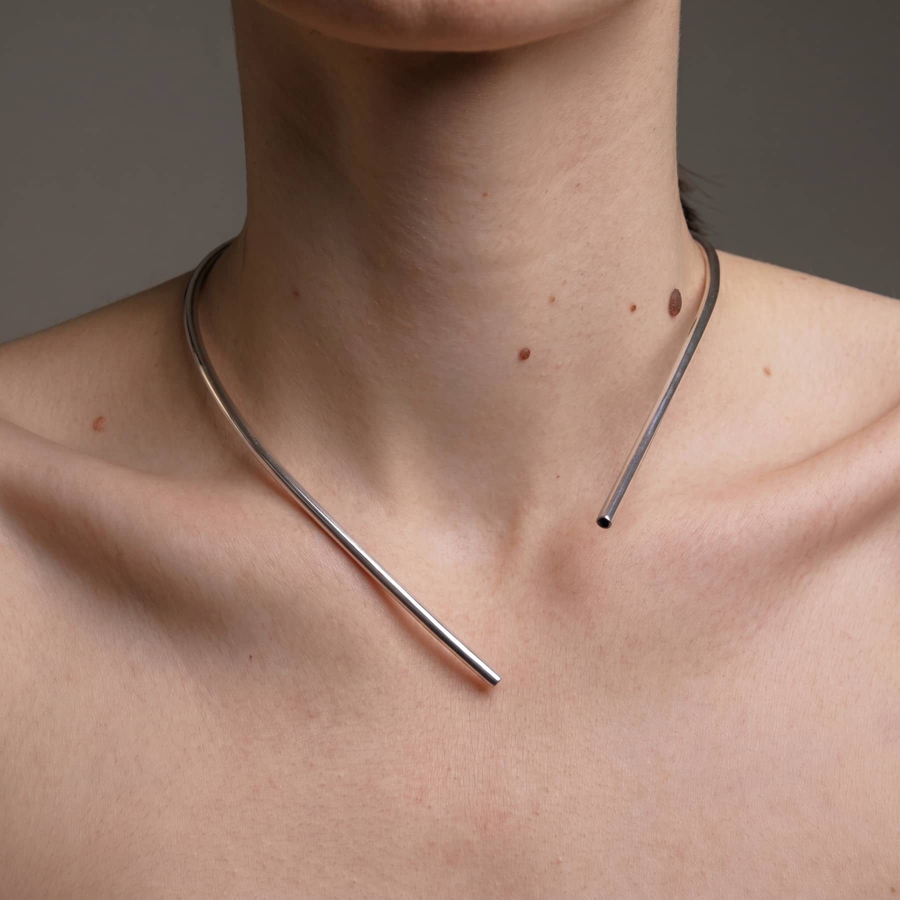 chaotic curve necklace in silver with black diamond, product image, INNAN Jewellery Berlin