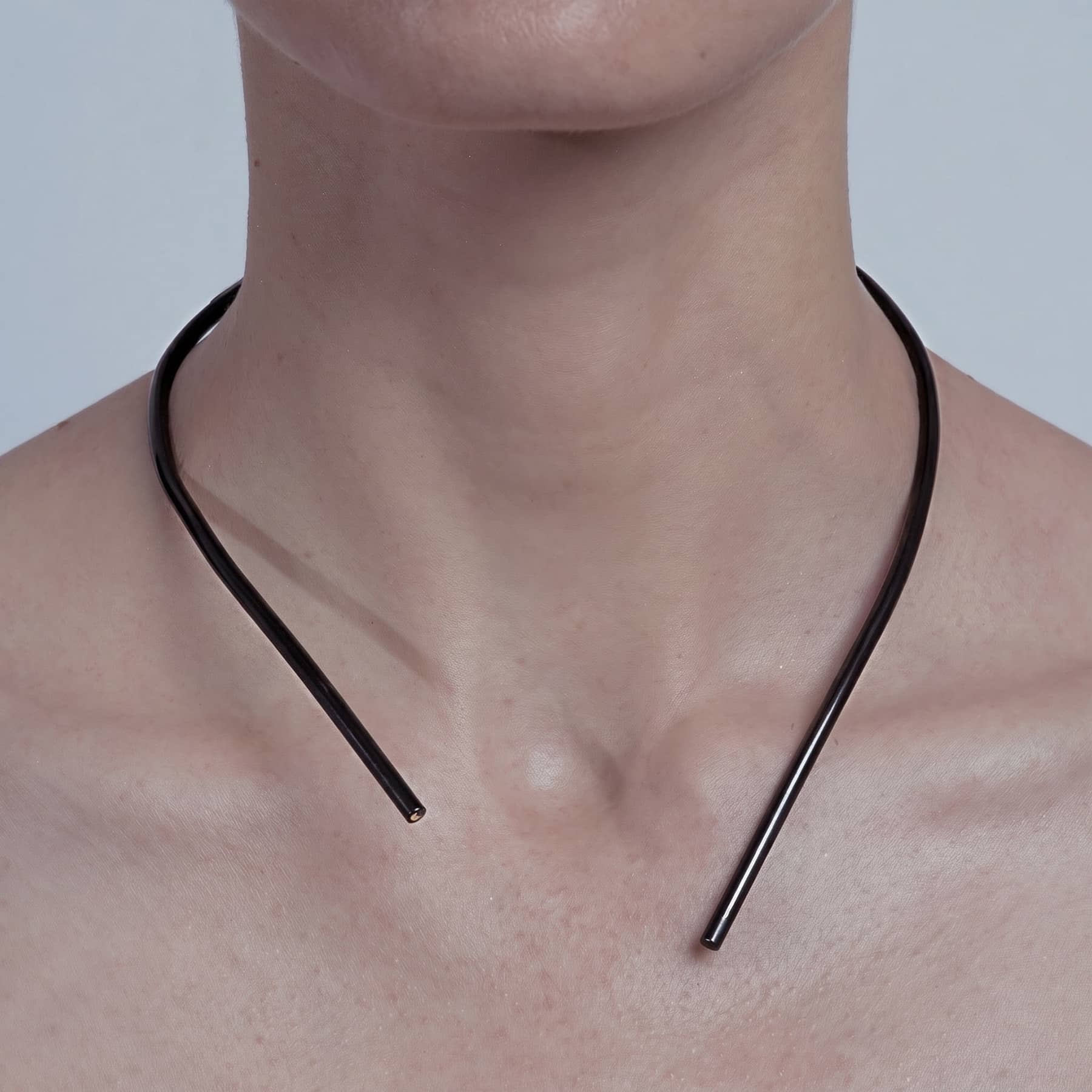 chaotic curve necklace in silver with black diamond, product image, INNAN Jewellery Berlin