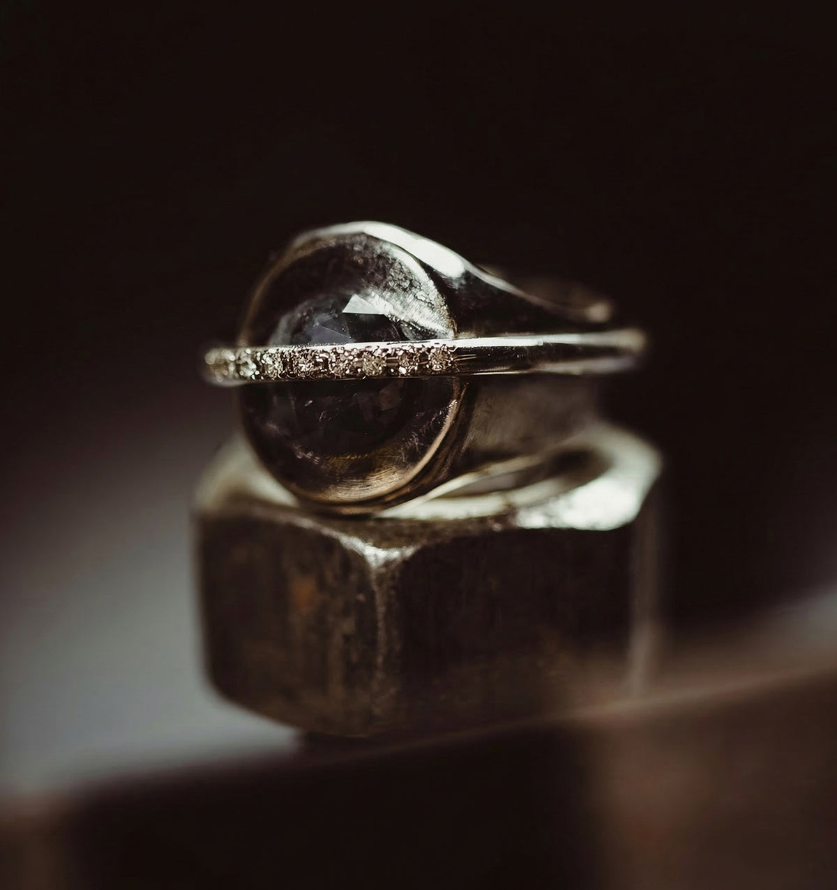 Chaotic signet ring in white gold with diamonds by Innan Jewellery