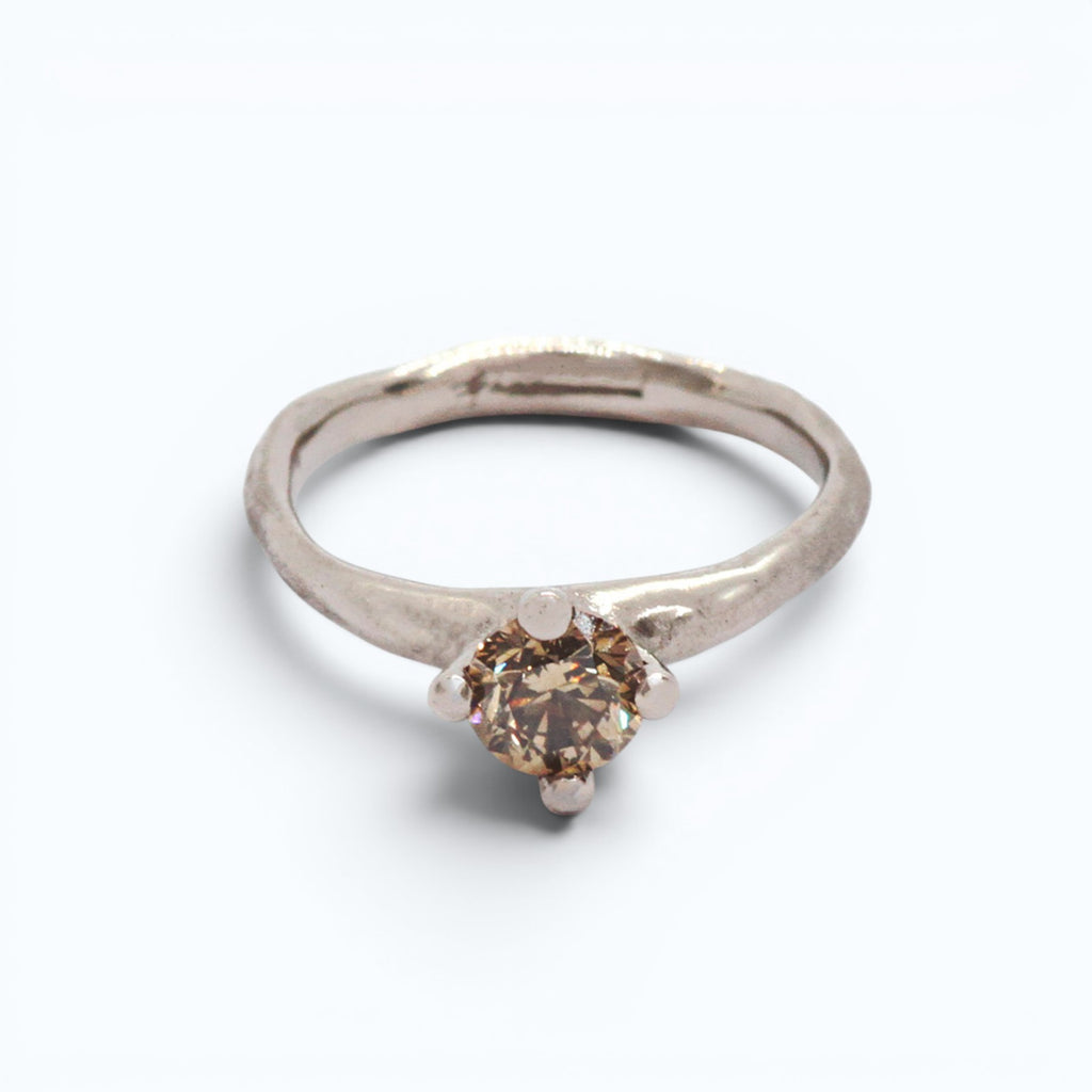 Erato II W engagement or anniversary ring in white gold with 0.7 ct caramel-coloured diamond, product image front view, INNAN Jewellery Berlin