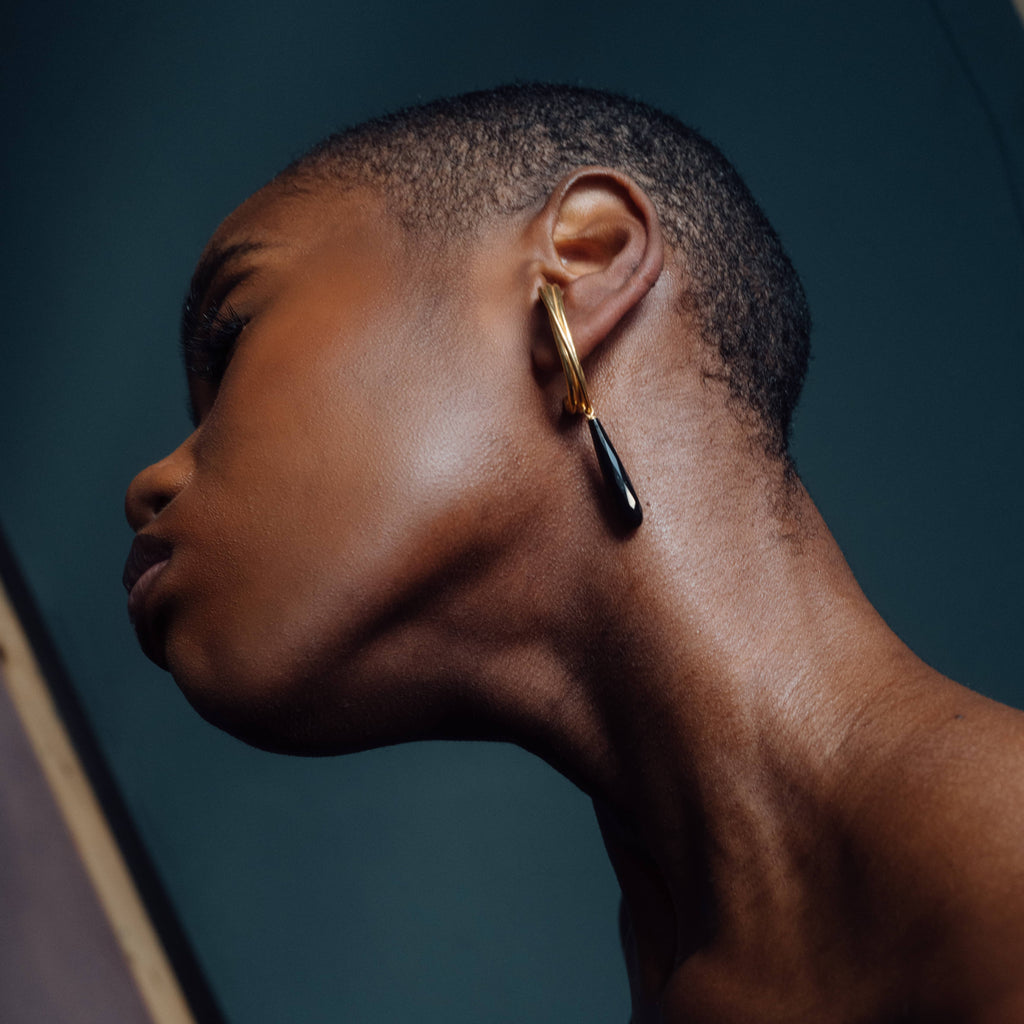 golden linn drop earrings in goldplated silver with black onyx drops, worn on ear, INNAN Jewellery Berlin