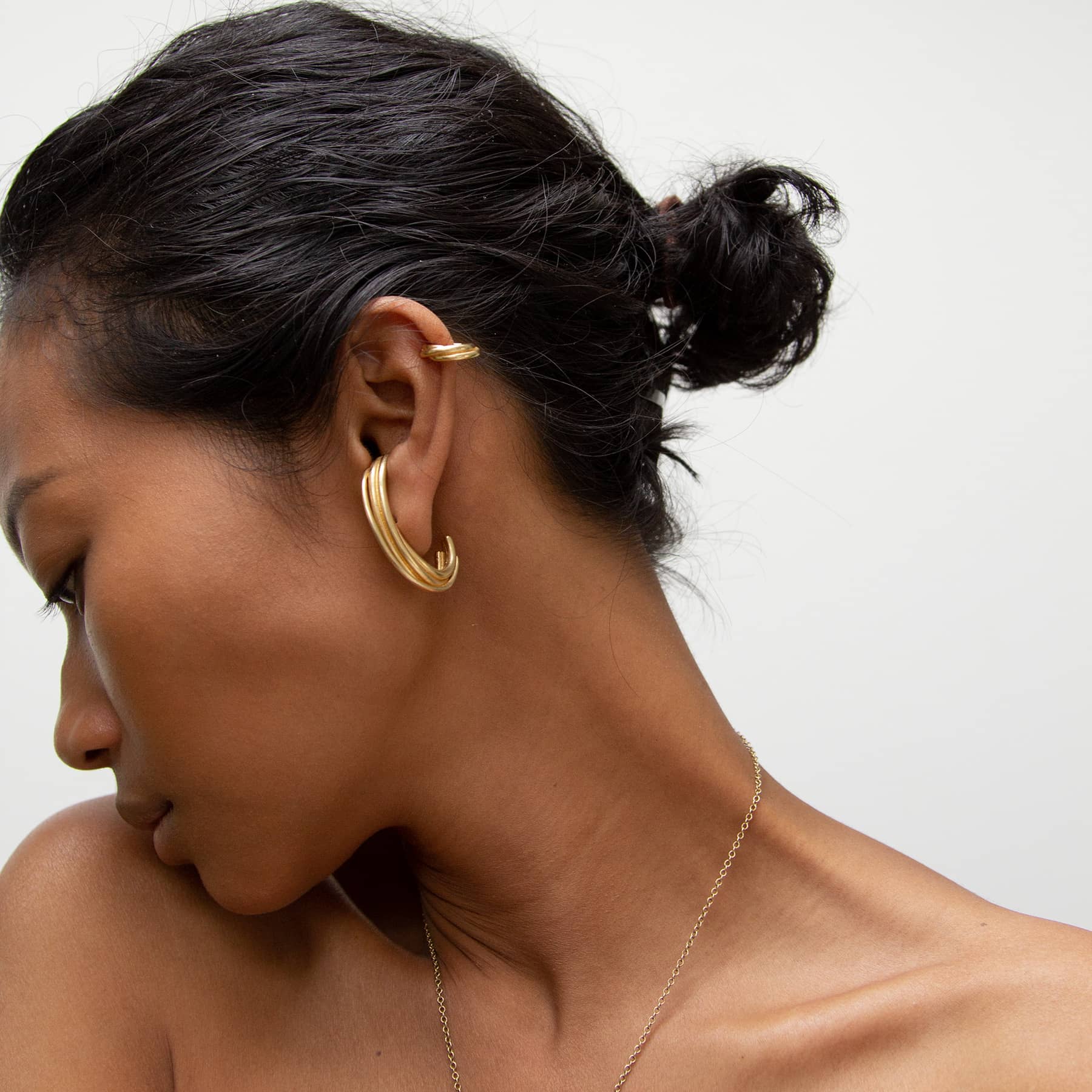 golden linn earrings in goldplated silver, worn on ear, INNAN Jewellery Berlin