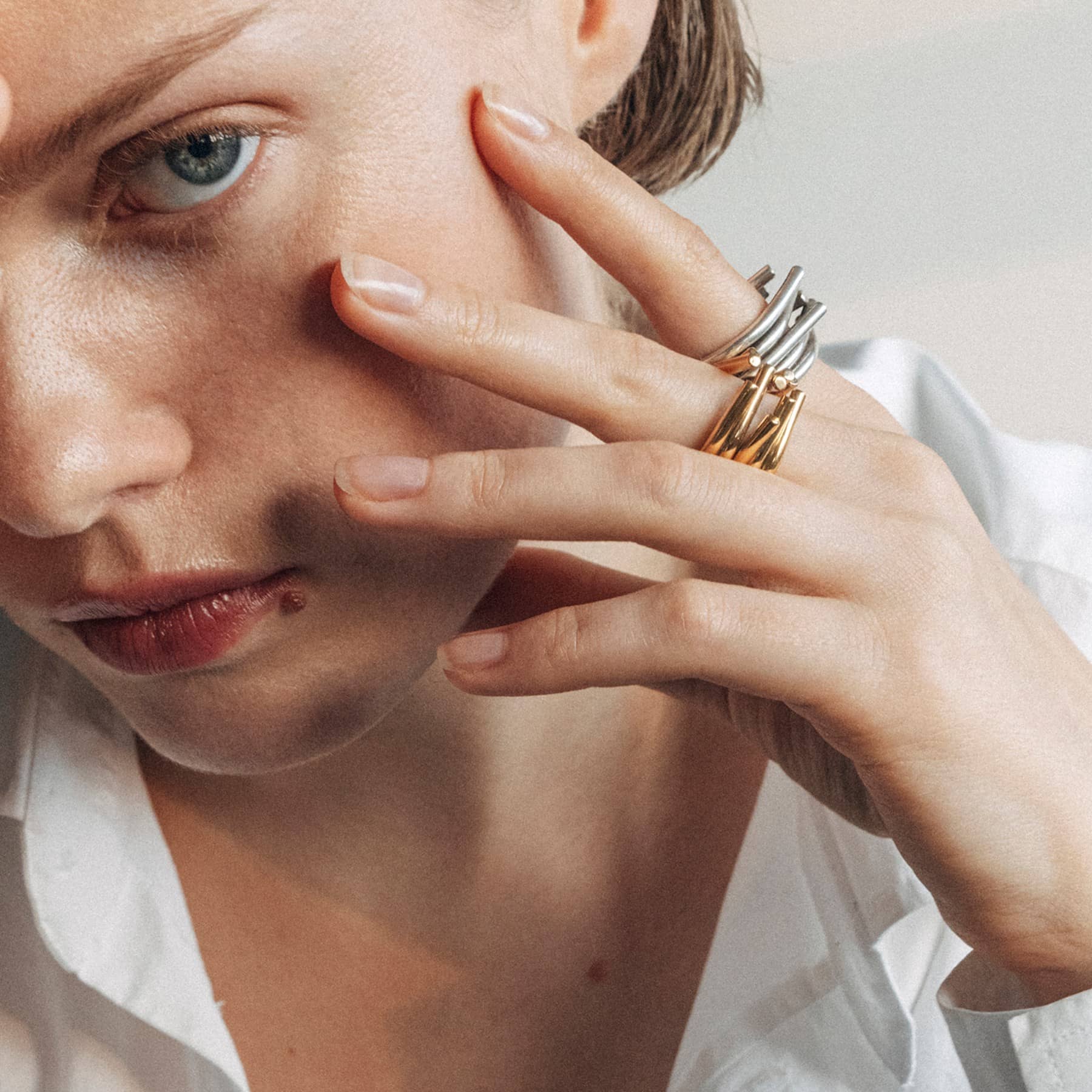 chaotic ring in yellow gold, product image side view, INNAN Jewellery Berlin