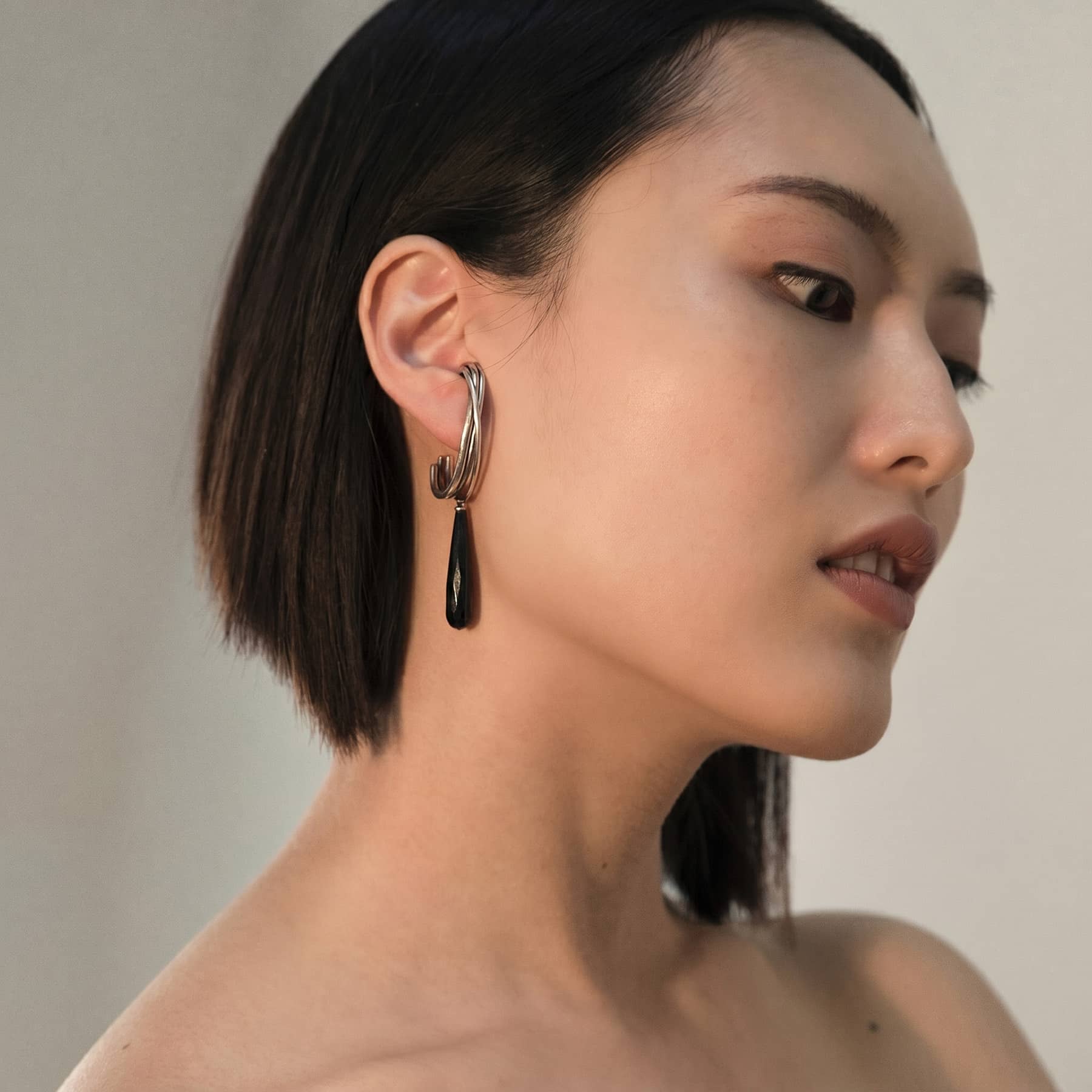 linn drop earrings in silver with black onyx drops, product image, INNAN Jewellery Berlin