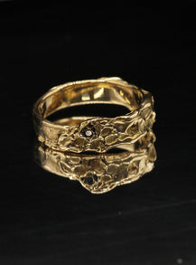 Men’s wedding ring in 18 ct yellow gold with a salt and pepper diamond by Innan Jewellery