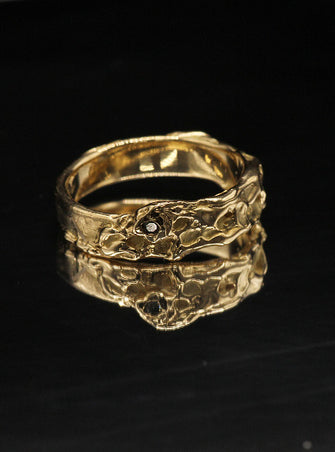 Men’s wedding ring in 18 ct yellow gold with a salt and pepper diamond by Innan Jewellery