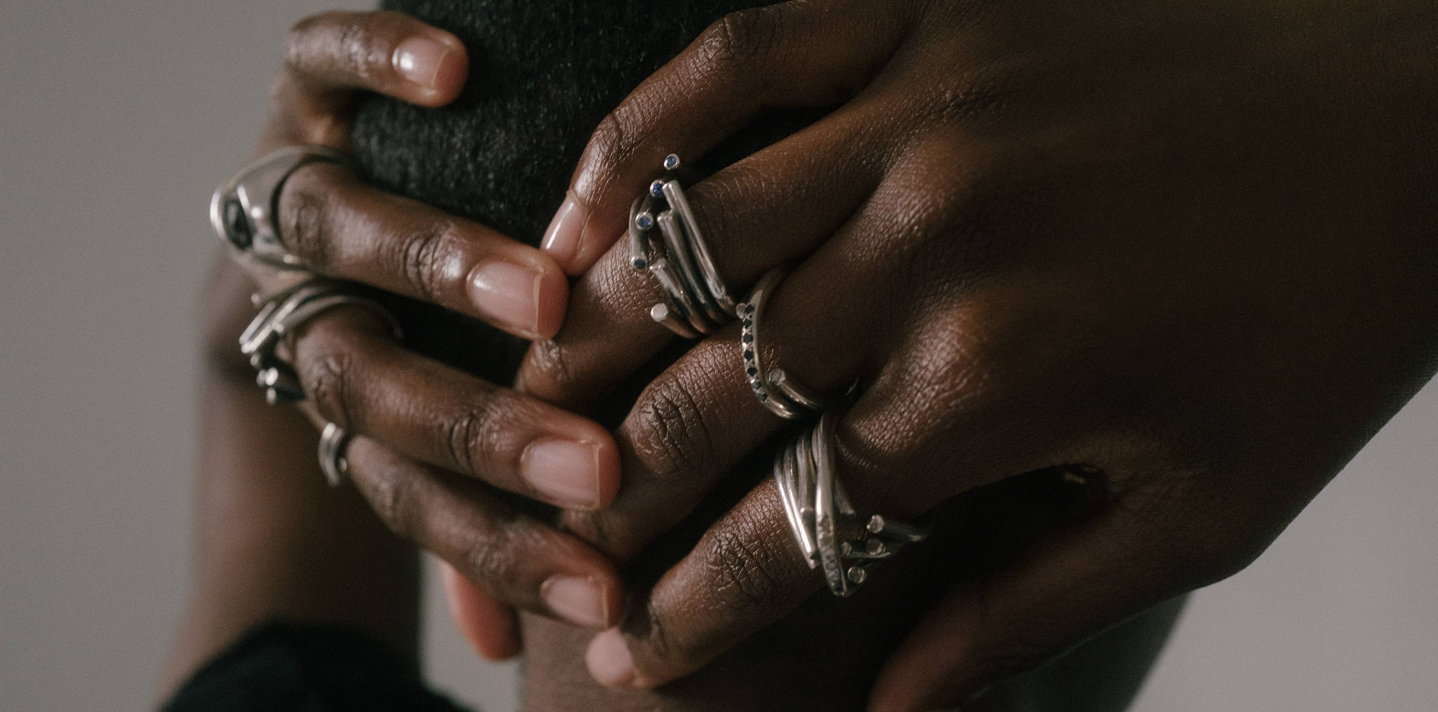 Hands wearing multiple rings created by by INNAN Jewellery Berlin