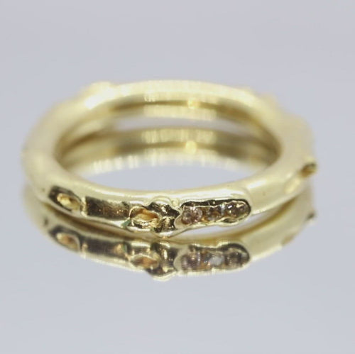 video close-up of the antre ring in yellow gold with champagne diamonds, INNAN Jewellery Berlin
