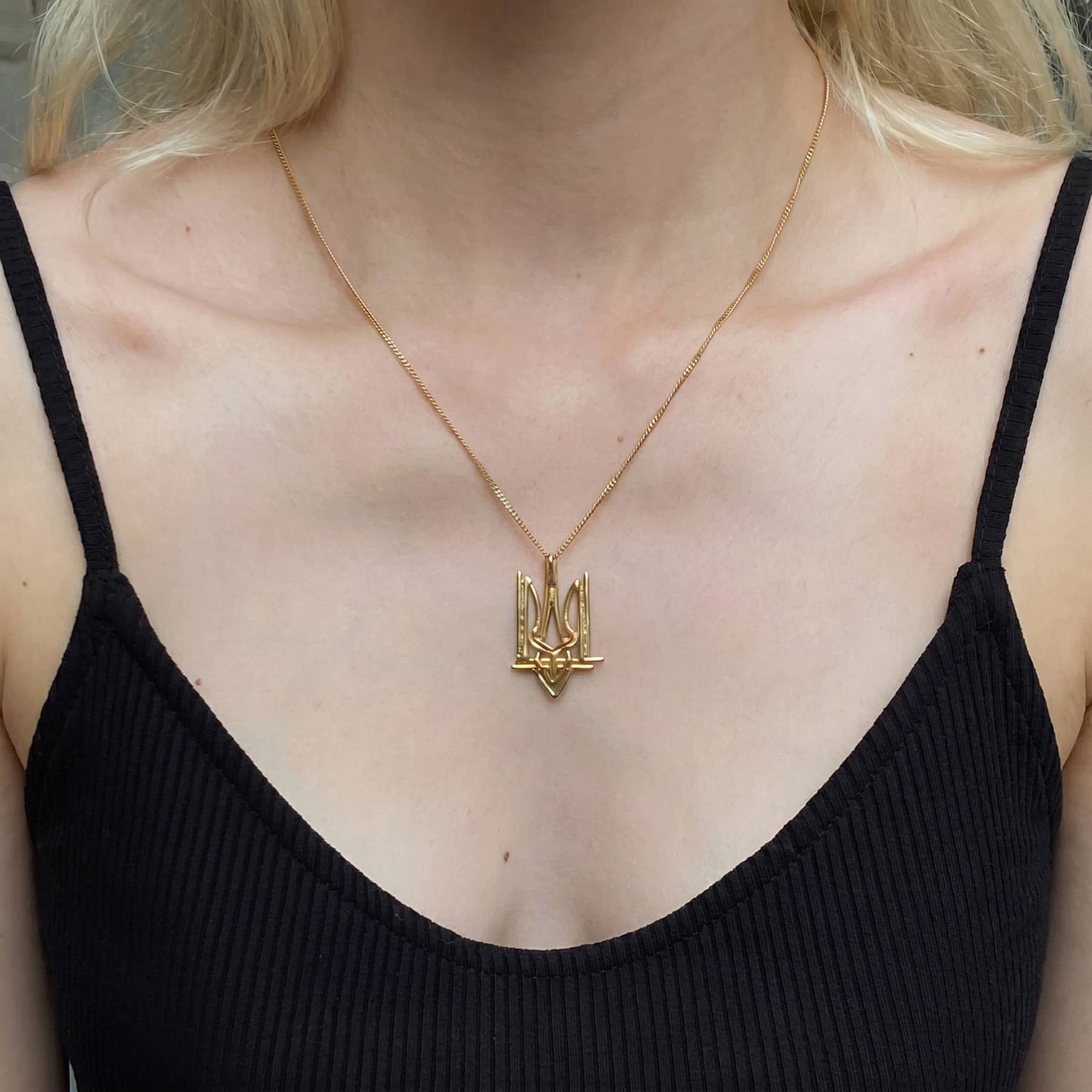 Ukrainian Trident (Tryzub) pendant necklace in silver, product image on artistic background, INNAN Jewellery Berlin