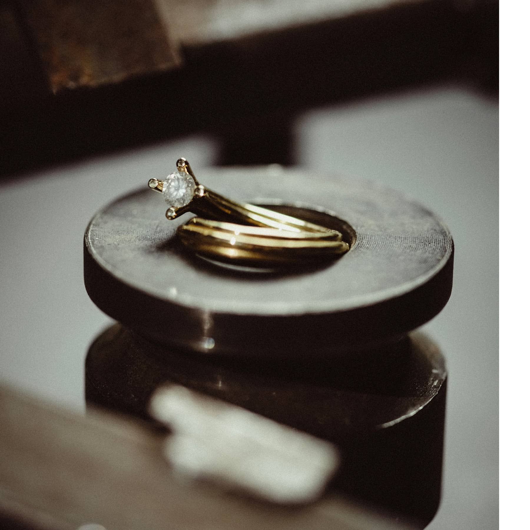 vortex ring in 18 ct yellow gld with 0.43 ct opalescent white diamond, product image front view, INNAN Jewellery Berlin