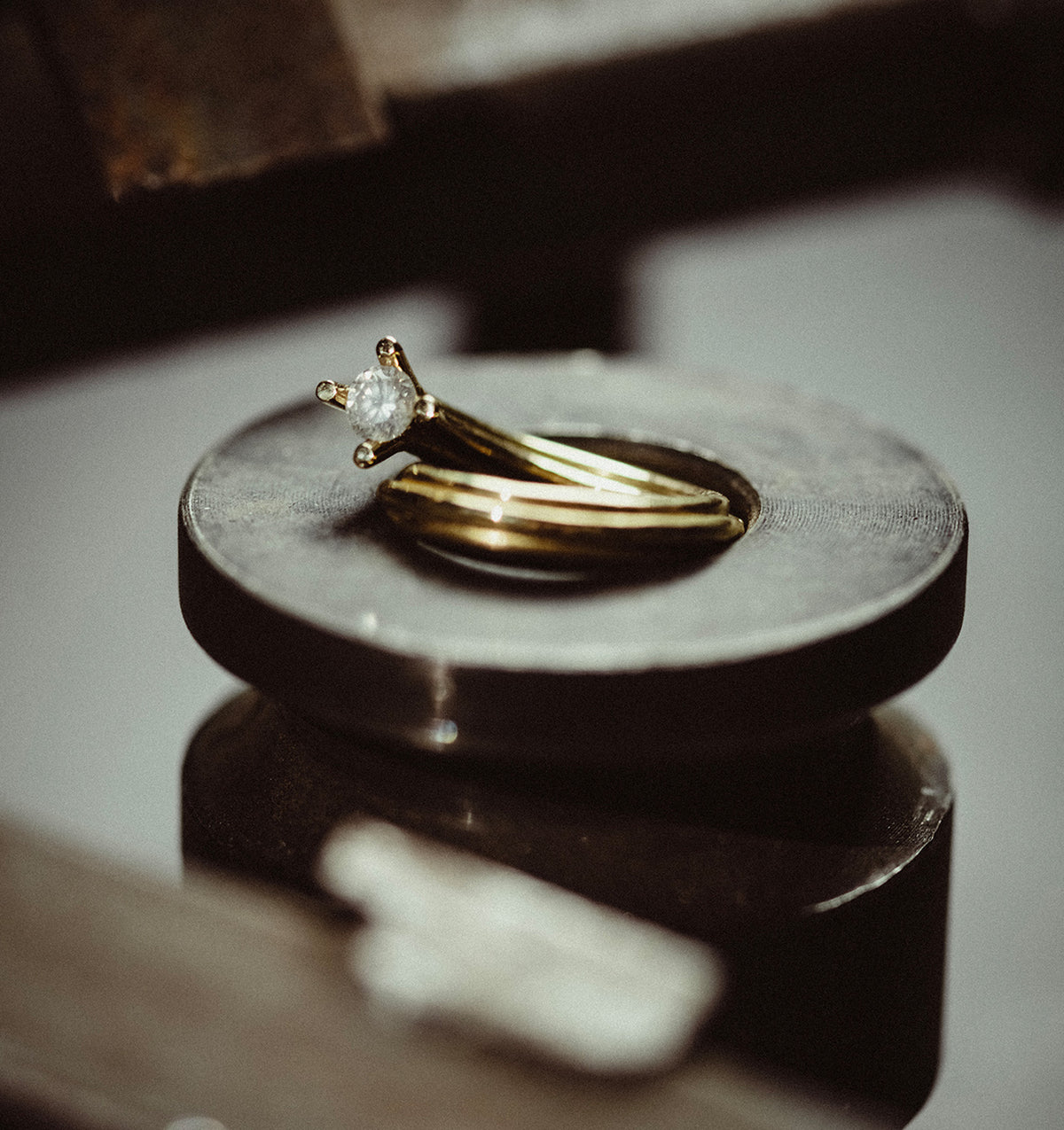 Vortex ring in 18 ct yellow gold with a 0.43 ct diamond by Innan Jewellery