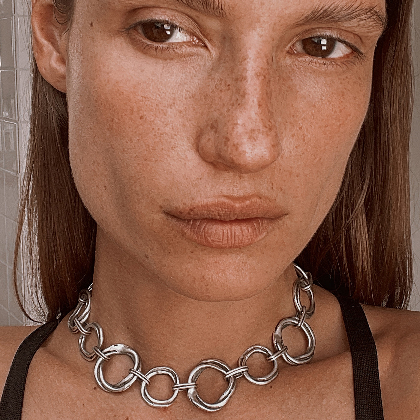 Necklace choker Flow 2 sterling silver on the model innan jewellery berlin