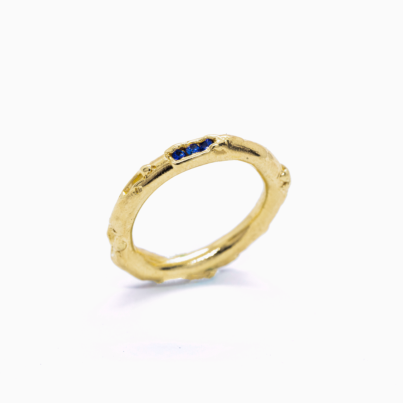 ring antre gold with blue sapphires handmade in berlin 