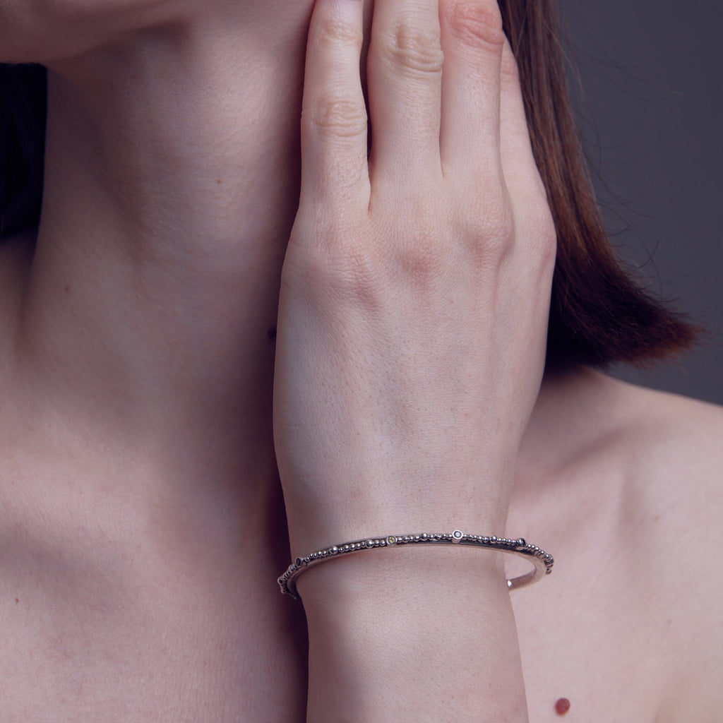 bracelet cenote treasure pearl silver black diamond yellow sapphire on the model innan jewellery
