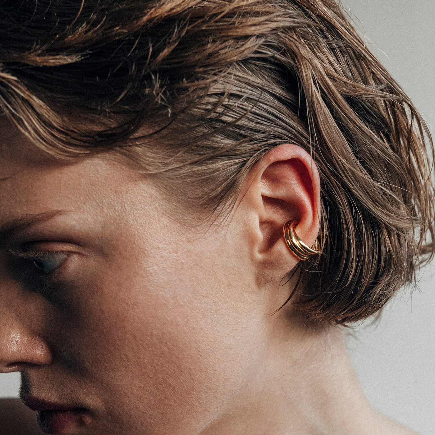 ear cuff golden flow on the model innan jewellery independent atelier berlin