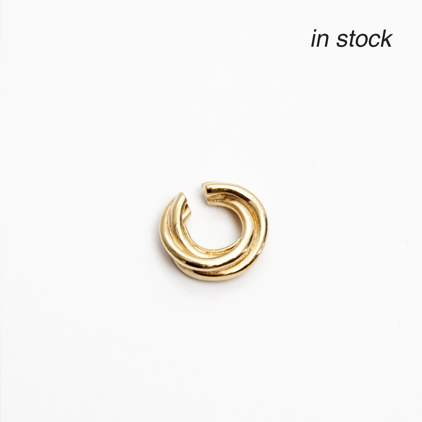 ear cuff golden mini flow silver on the model innan jewellery