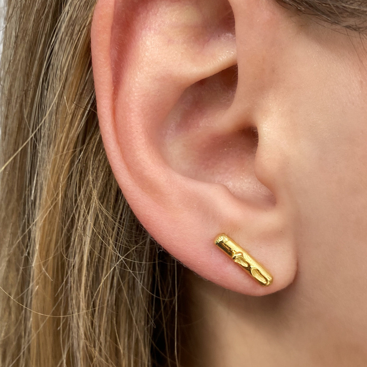 earrings cenote bar silver 18 ct gold plated on the model innan jewellery independent atelier berlin