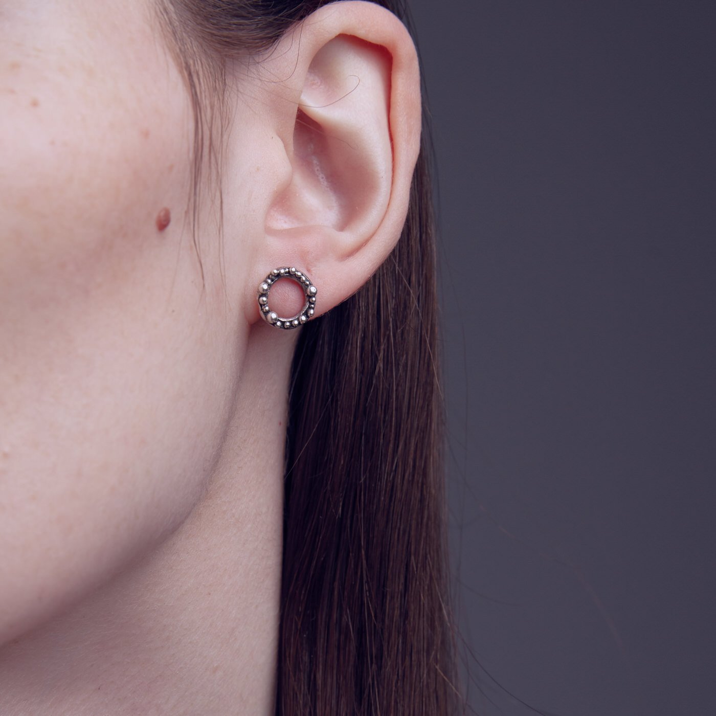earrings cenote pearl earstuds silver on the model innan jewellery
