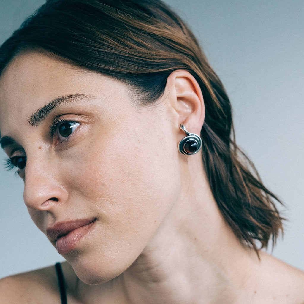 earrings twist silver red garnet on the model innan jewellery