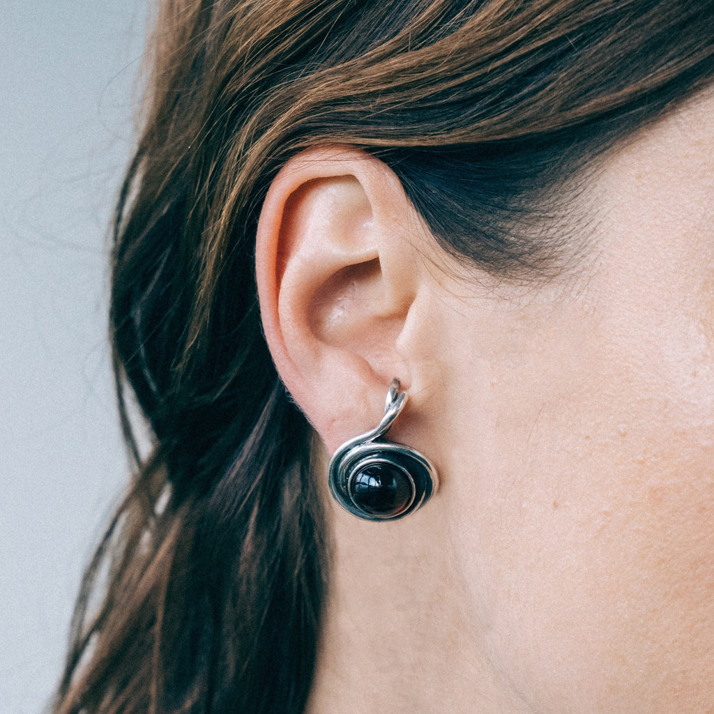 earrings twist silver red garnet on the model innan jewellery