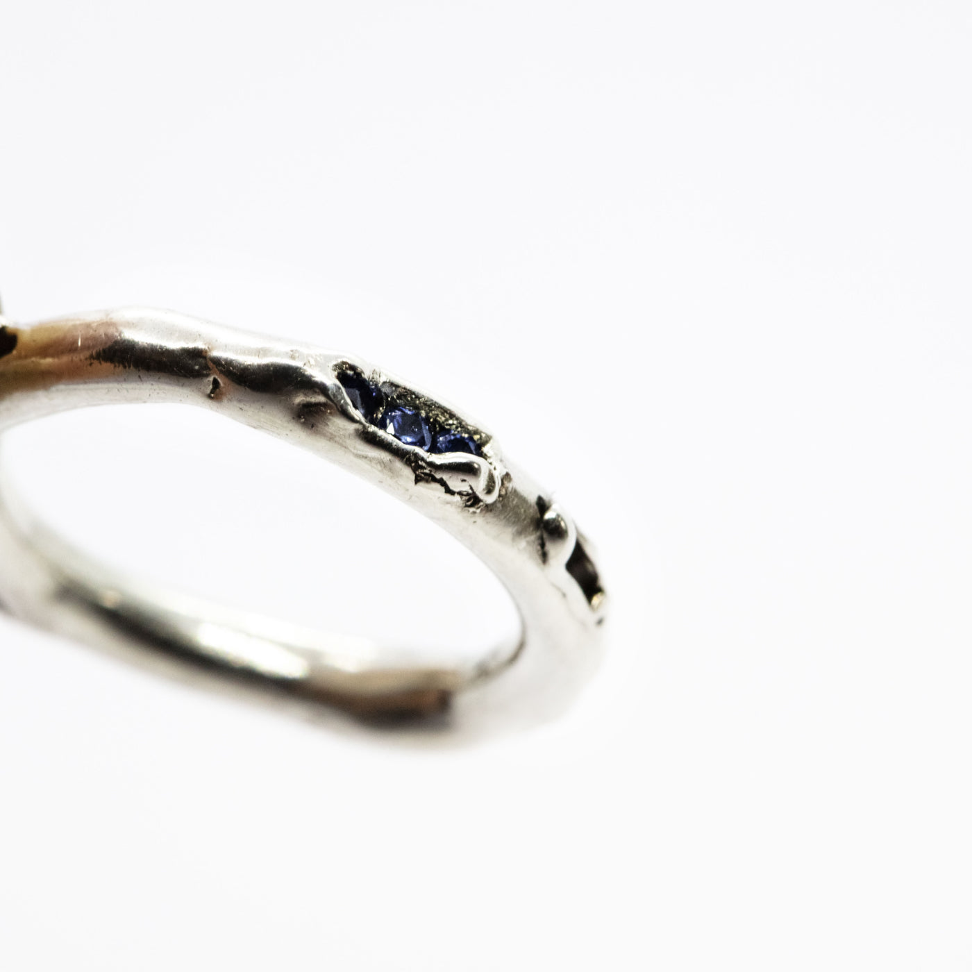 ring antre silver with blue sapphires handmade in berlin 2