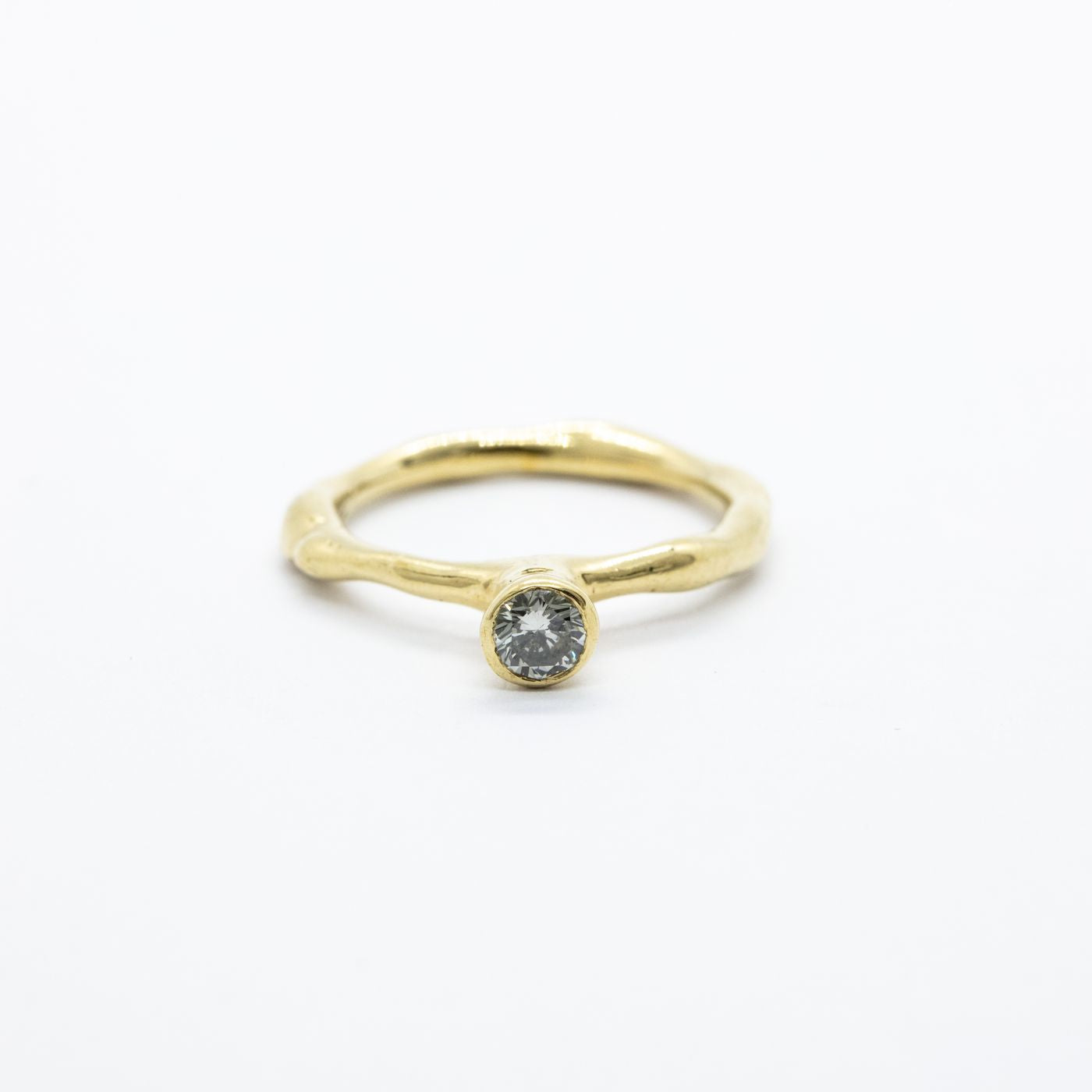 ring erato I engagement anniversary band for her yellow gold with 0,3 ct grey diamond innan jewellery berlin side view