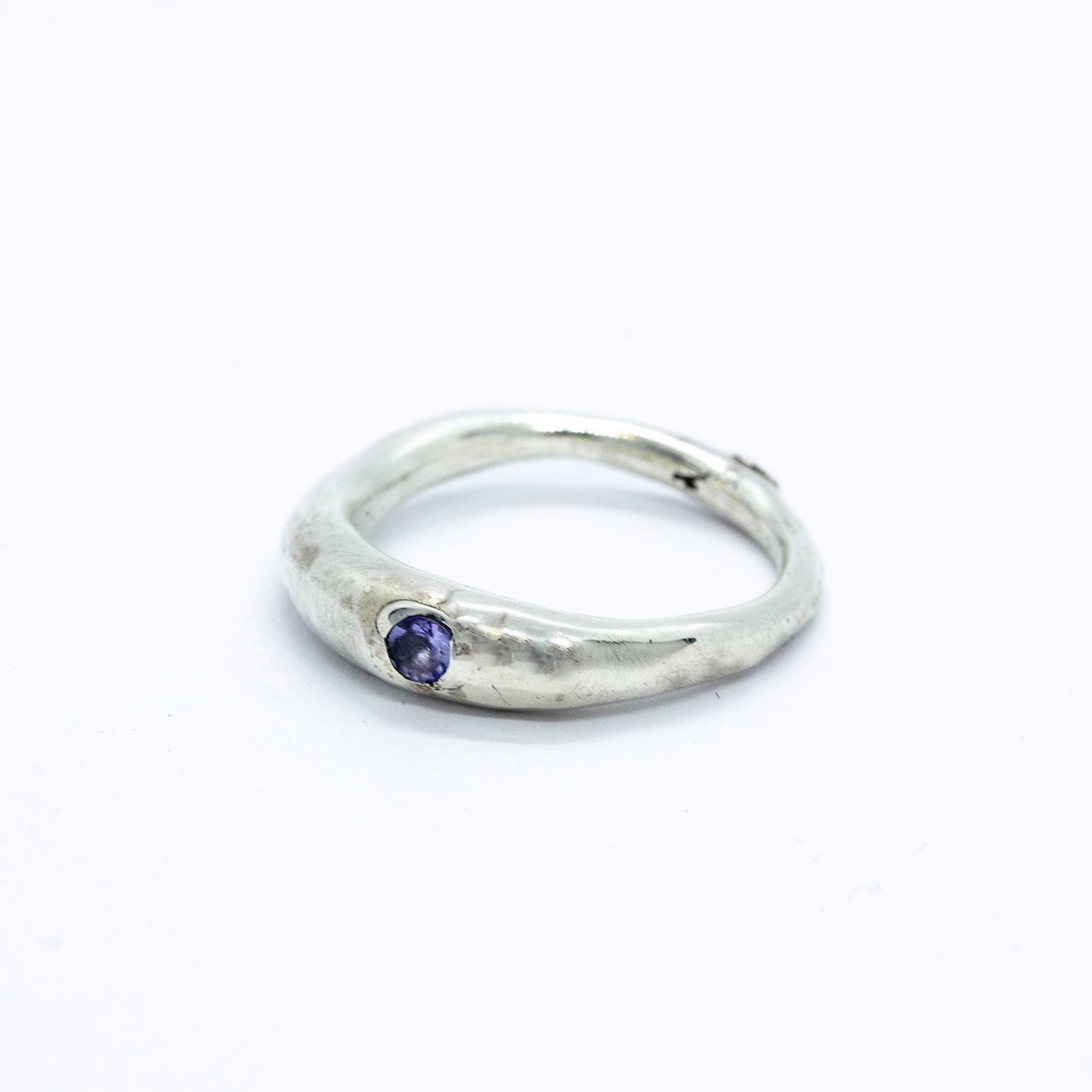 ring shui with tanzanite and champagne diamond product front view innan jewellery handmade in berlin