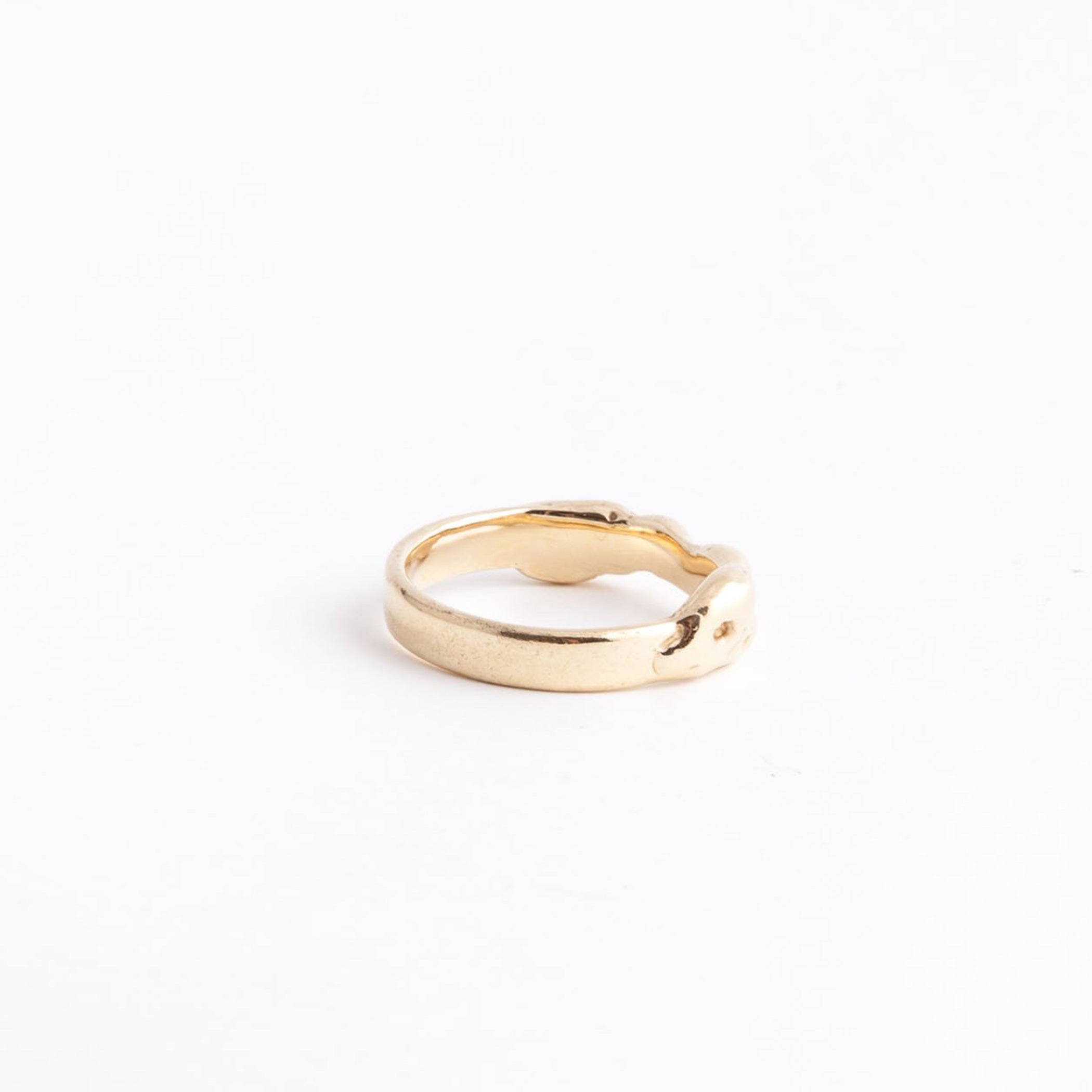 wedding ring apollo gold asymmetric product front view innan jewellery