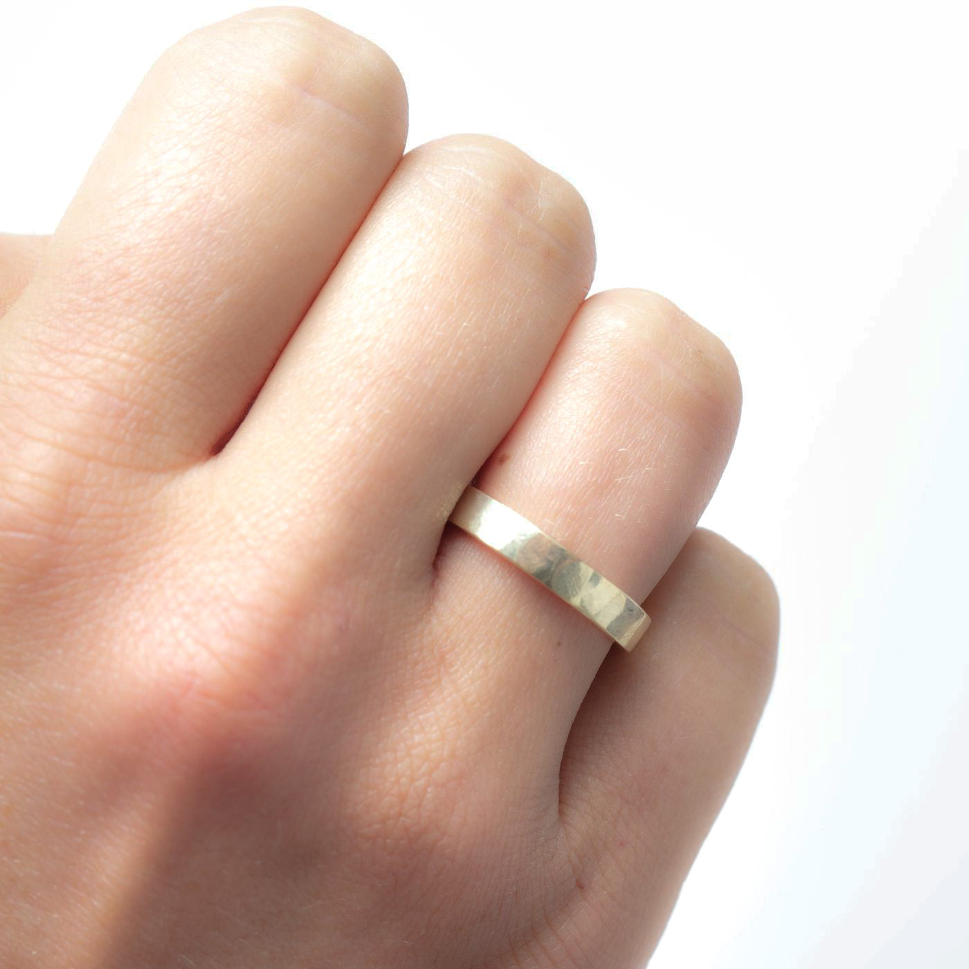wedding ring oshun 14ct gold on the hand innan jewellery berlin
